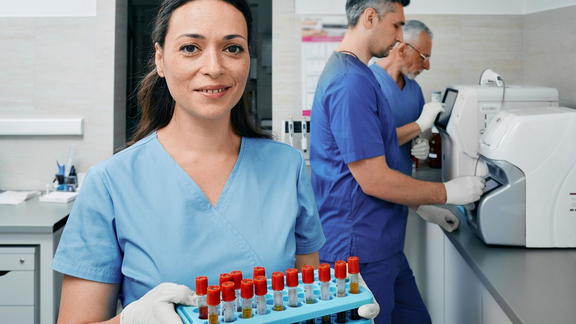 Kollegen im Labor die Proben bearbeiten