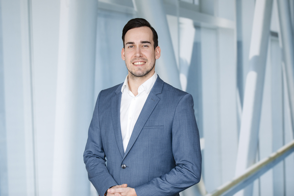 Foto von Benjamin Becker, Verwaltungsdirektor am ELBLANDKLINIKUM Radebeul