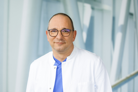 Foto von Dr. med. Thomas Peschel, Chefarzt der Notaufnahmen an den ELBLANDKLINIKEN Radebeul, Riesa. Meißen